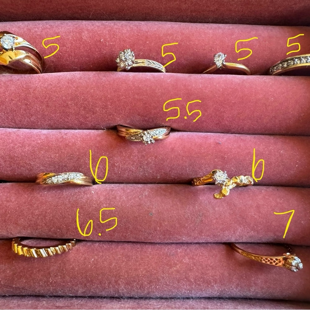Elegant Gold and Diamond Women's Ring